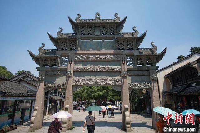杜近芳、袁世海提携后辈，至此京剧舞台上的叶强变成了叶少兰